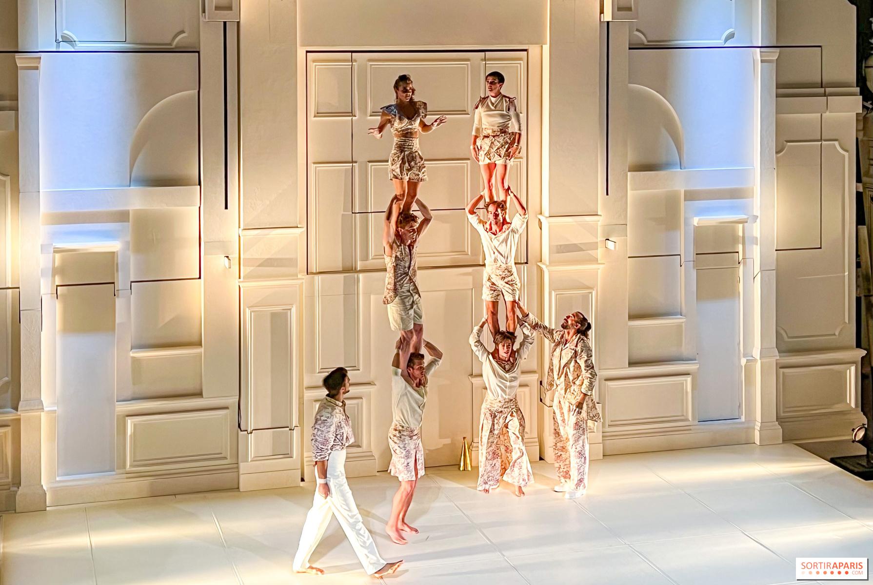 930240 entre chiens et louves le nouveau spectacle du bon marche rive gauche et du cirque le roux image00056